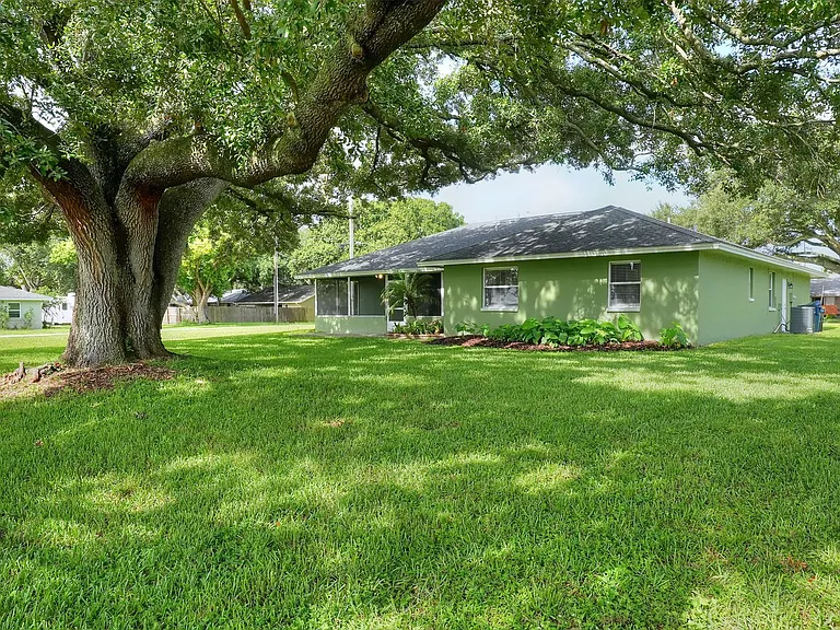1201 Burlington Ct — Photo 35