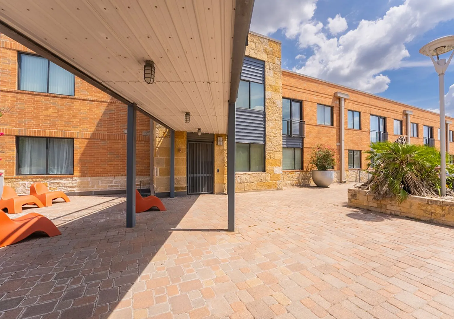 Modern 2 Bedroom, 2 Bathroom in West Campus — Photo 1
