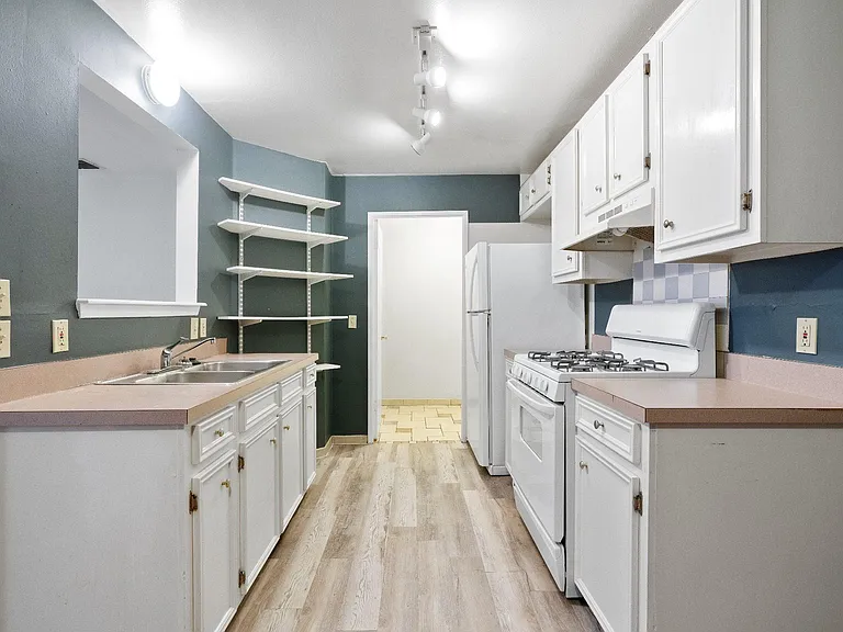 1304 Delano St #A — Photo 8