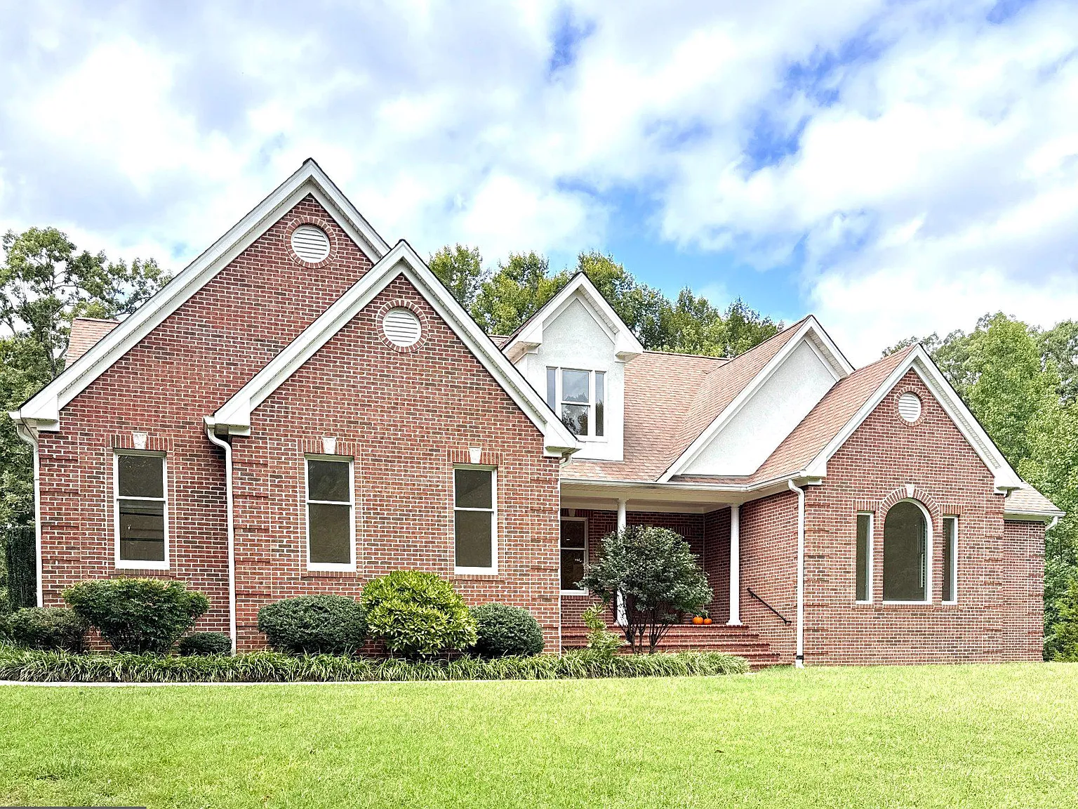 4 bed, 3.0 bath, 3437 sqft, $4,000 — Photo 2