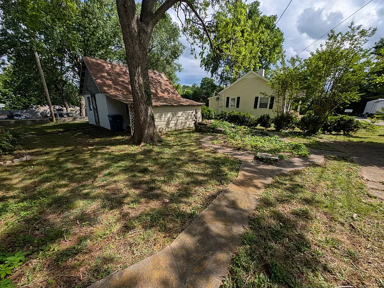 107 W Cooper St — Photo 3