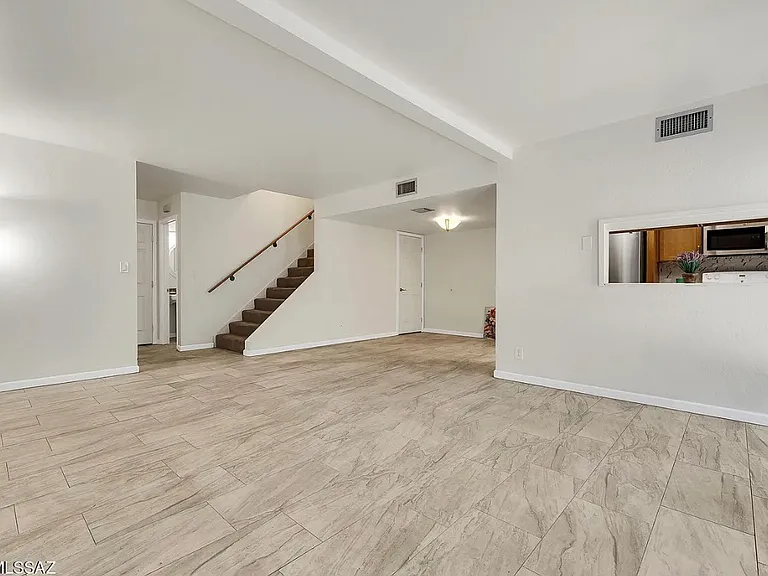 1527 E Prince Rd — Photo 3