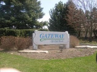 9 Gateway Ln, Oak Brook, IL 60523