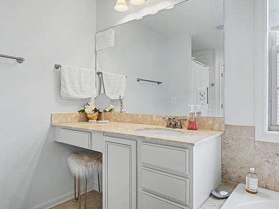 5th image of 1147 Looking Glass Ln
