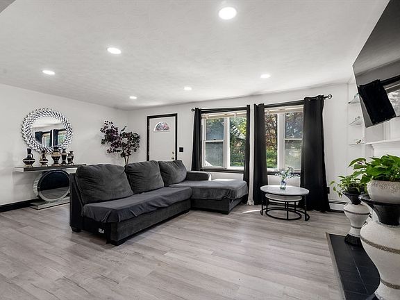 4th image of 117 Malden St