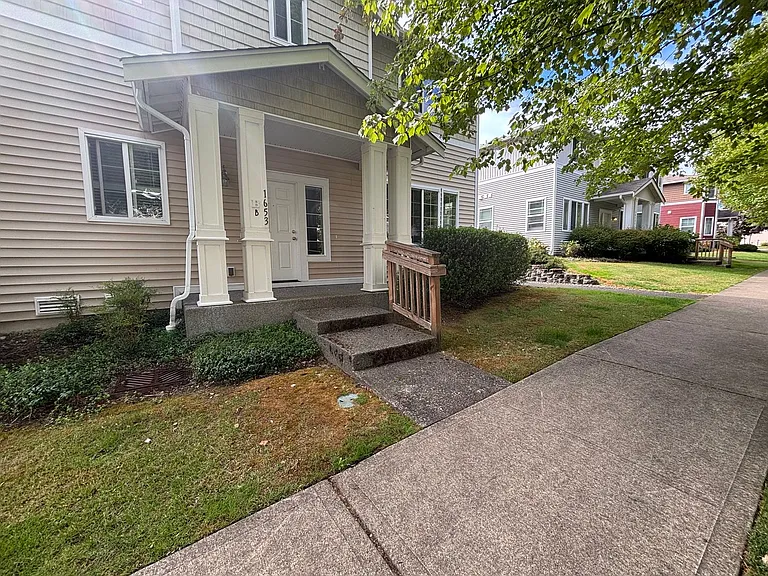 1653 Burnside Pl #B — Photo 1