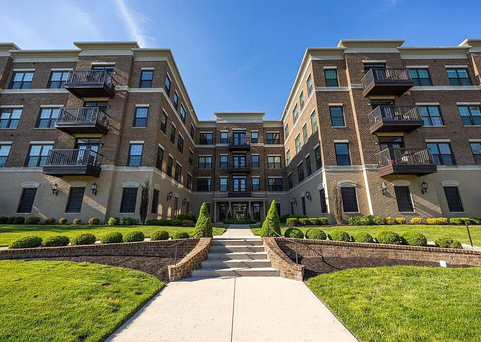 1st image of 1670 E Broad St #201