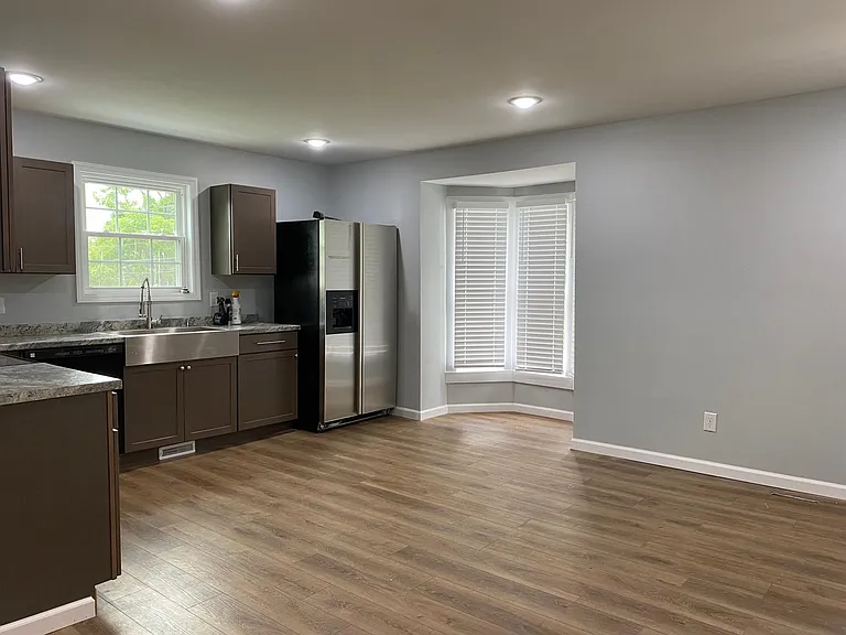 904 Earnest St — Photo 10