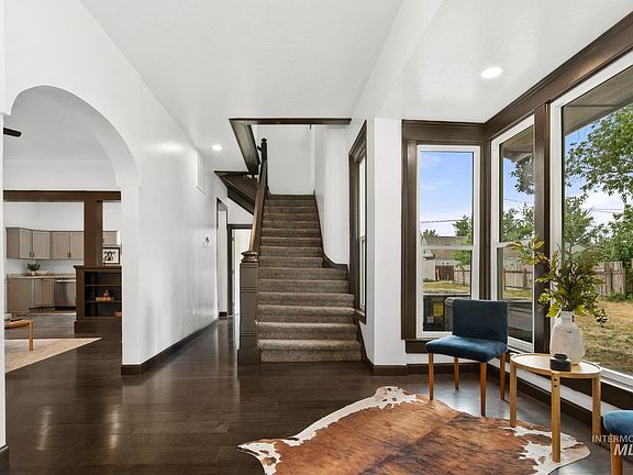 2nd image of 1122 1st Ave S