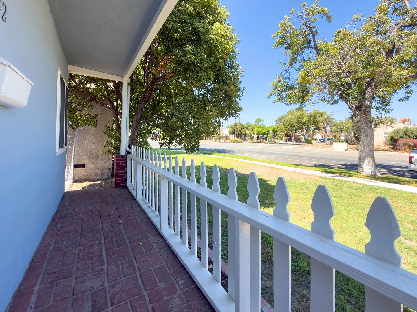 4114 W Victory Blvd — Photo 2