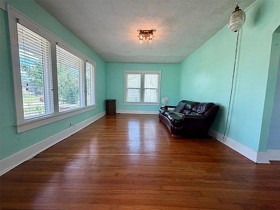 4th image of 910 Overland Ct