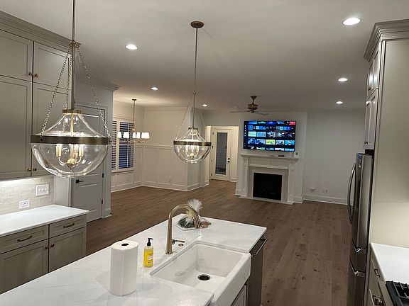 3rd image of 5036 Congress Dr