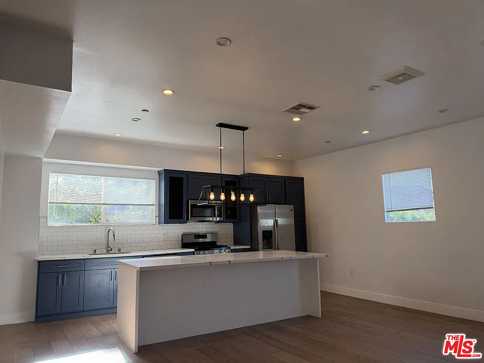 4 bed, 4.5 bath, 2000 sqft, $4,000 — Photo 4