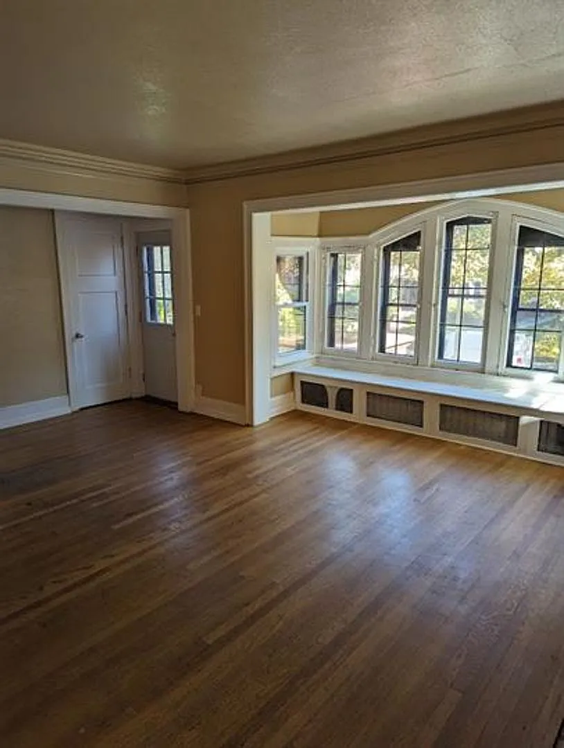 Spacious 5-Bedroom Eastside Apartment Available June 15th — Photo 3