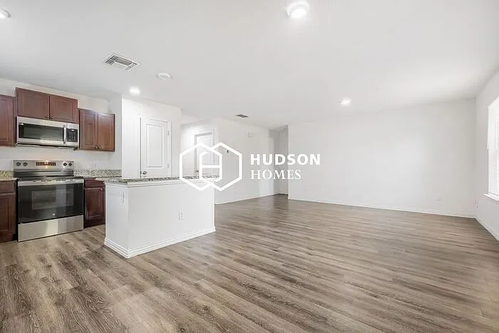 3 bed, 2.0 bath, 1298 sqft, $1,699 — Photo 4