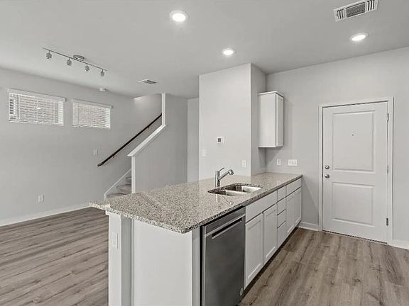 4th image of 605 W South St #382