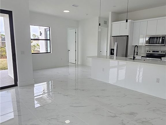 5th image of 837 Foxtail St