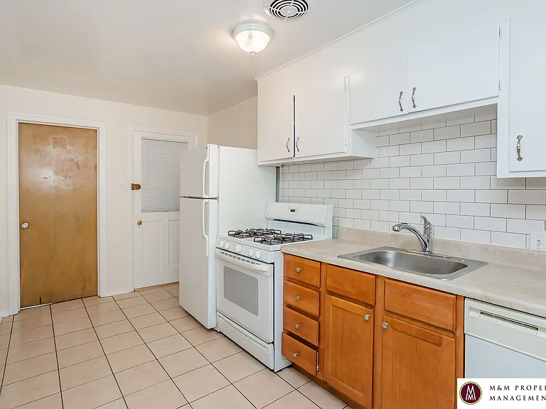 400 Marion — Photo 4