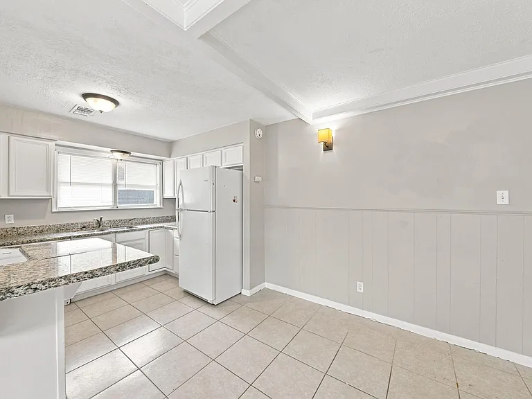 914 Martha St — Photo 12