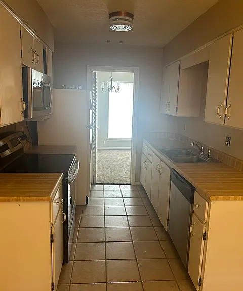 811 Lakeview Ct — Photo 11
