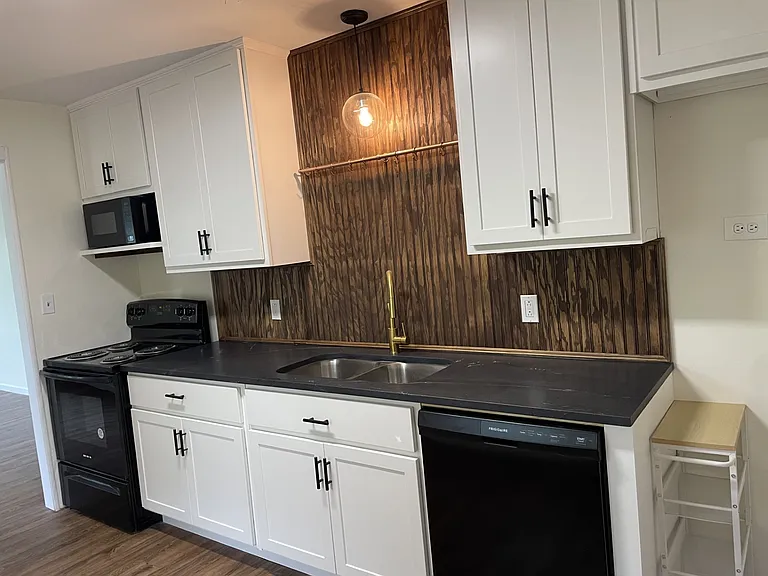 513 W Florence St — Photo 8