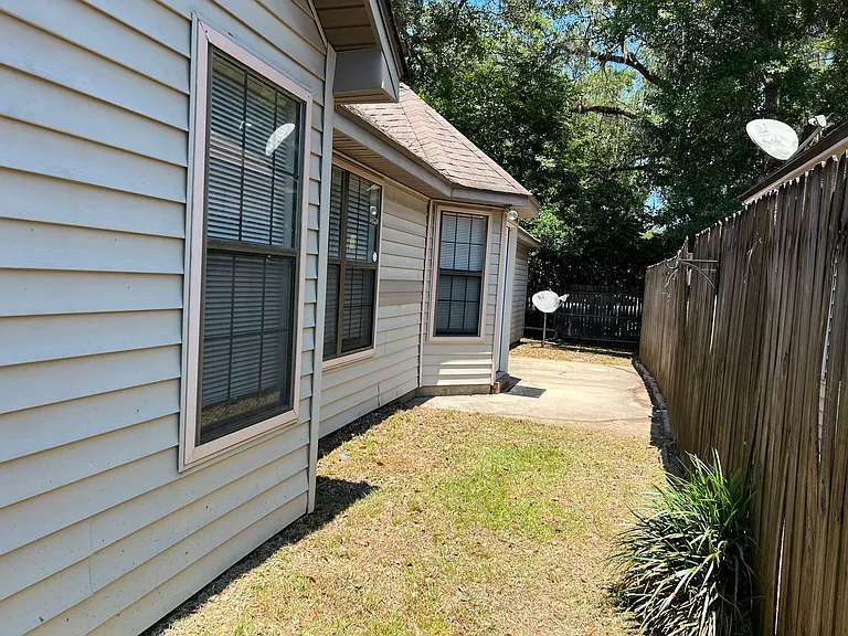 2605 Yarmouth Ln — Photo 32