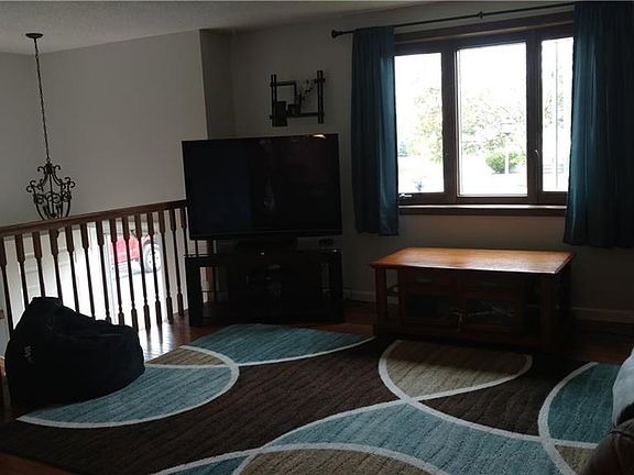 3rd image of 34 Crownview Ter
