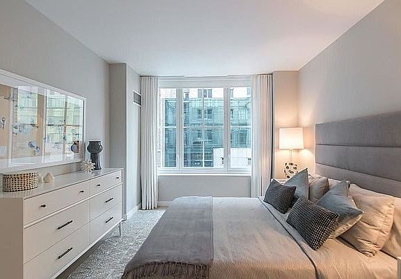 2nd image of 320 W 39th St #1629