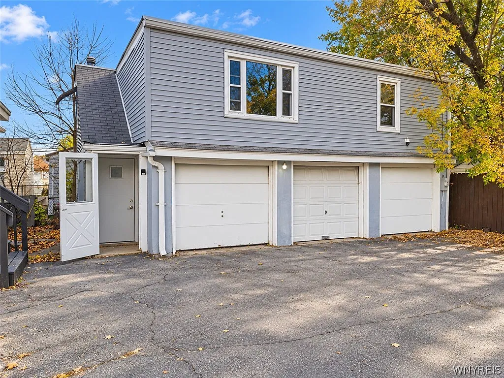 3 bed, 1.0 bath, 2748 sqft, $1,800 — Photo 1