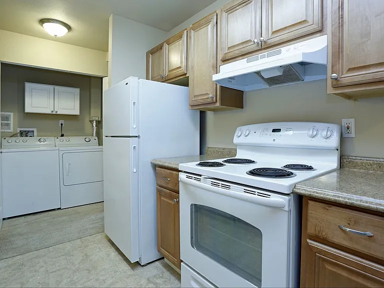 The Commodore Apartments — Photo 36