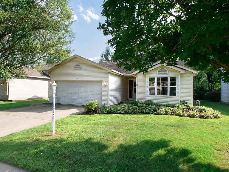 405 Galway Dr — Photo 60
