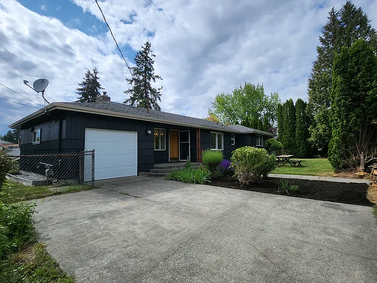 Across the street from North Seatac Park which has lovely trails, disc golf, a botanical garden and more. Minutes to the saltwater beach at Seahurst. EZ commuting access to Seattle, Bellevue, Renton, Tukwila and more.