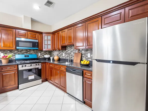 43 Manhattan Avenue image 2 of 25