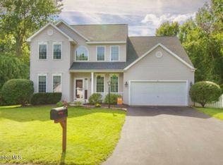 10 Clear Water Ct, Halfmoon, NY 12065