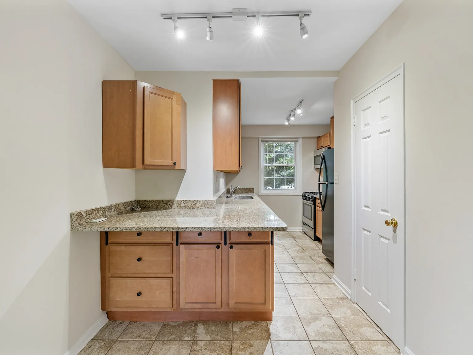 2 bed, 936 sqft, $2,250 — Photo 2