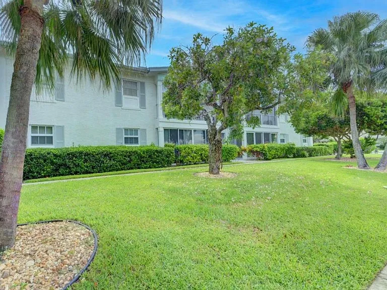 315 Venetian Dr #6 — Photo 4