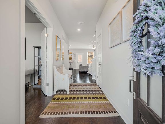 5th image of 826 Sapphire Dr