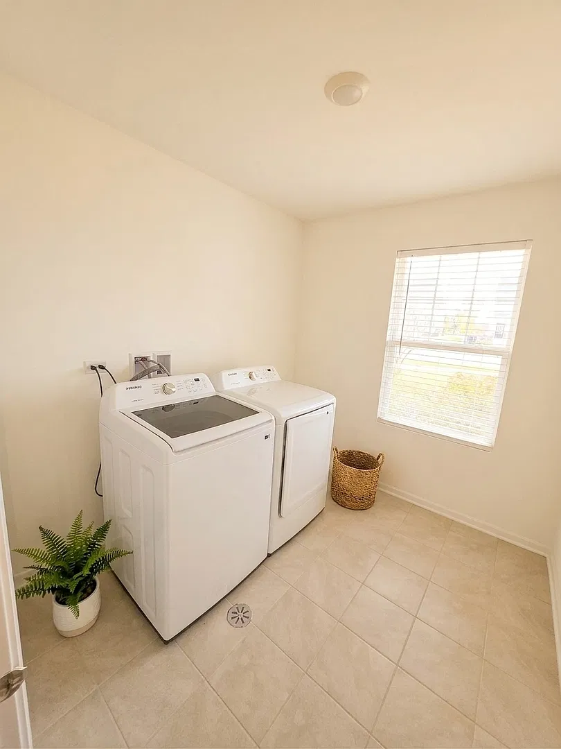 3 bed, 1577 sqft, $3,300 — Photo 2