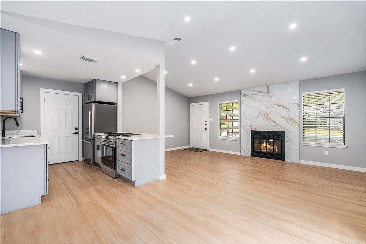 3 bed, 2.0 bath, 1300 sqft, $2,400 — Photo 3