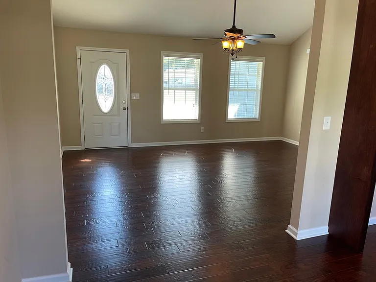 204 Williamsburg Cir — Photo 3