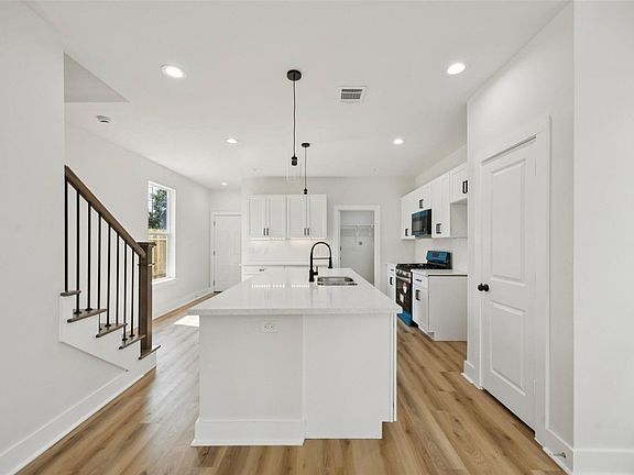 5th image of 418 Delaware St