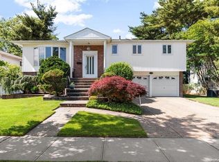 576 Hungry Harbor Rd, Valley Stream, NY 11581