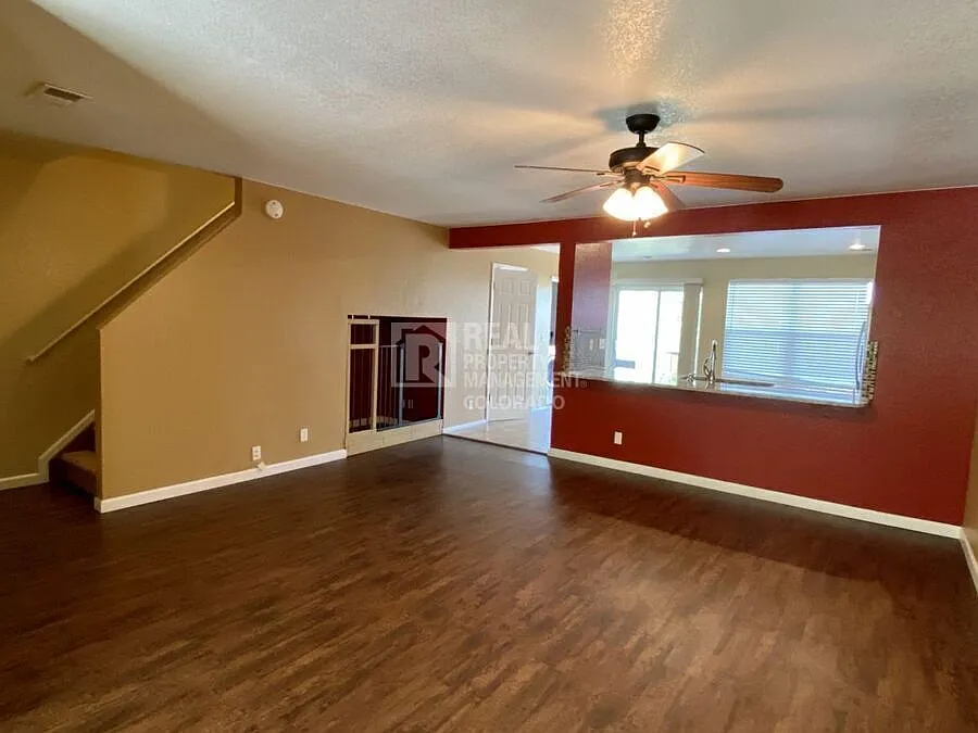 Stunning 3 bedroom, 1.5 bathroom townhome — Photo 3