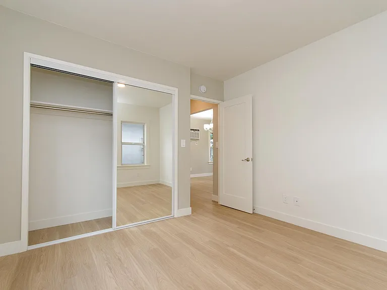 200-206 W Maple St #H — Photo 8