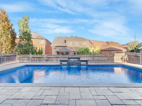 9 Heaney Ct, Aurora, ON L4G 0J7