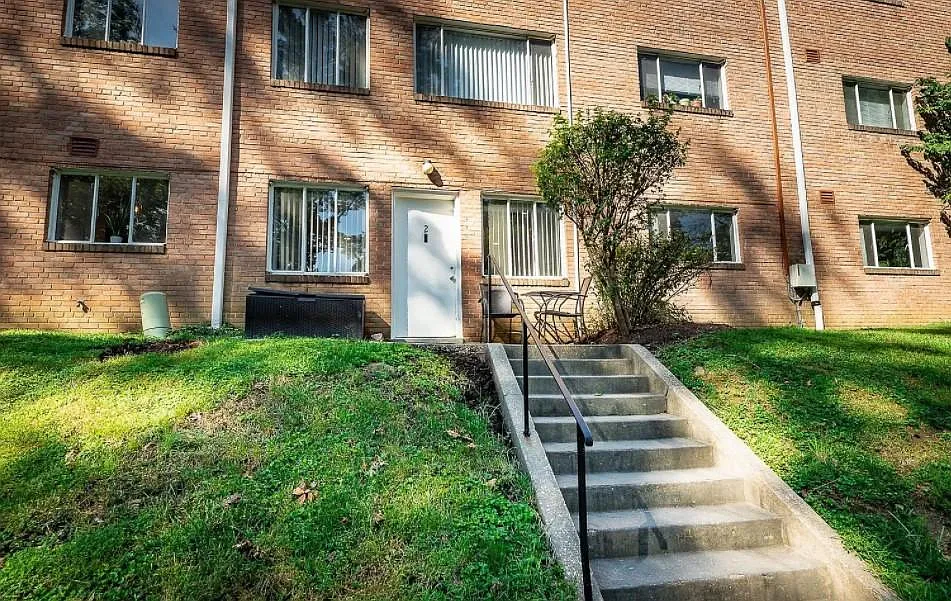 10505 Montrose Ave — Photo 2