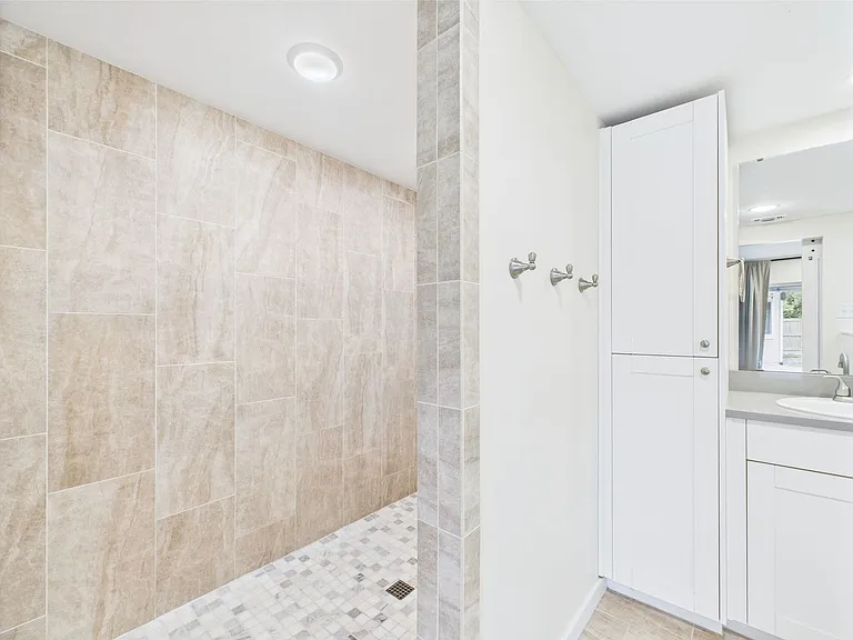 409 S Pear St — Photo 22