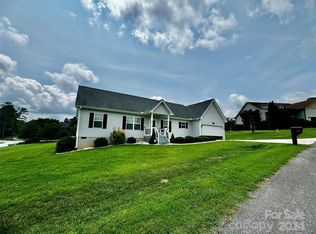 424 Beck Creek Cir, Flat Rock, NC 28731