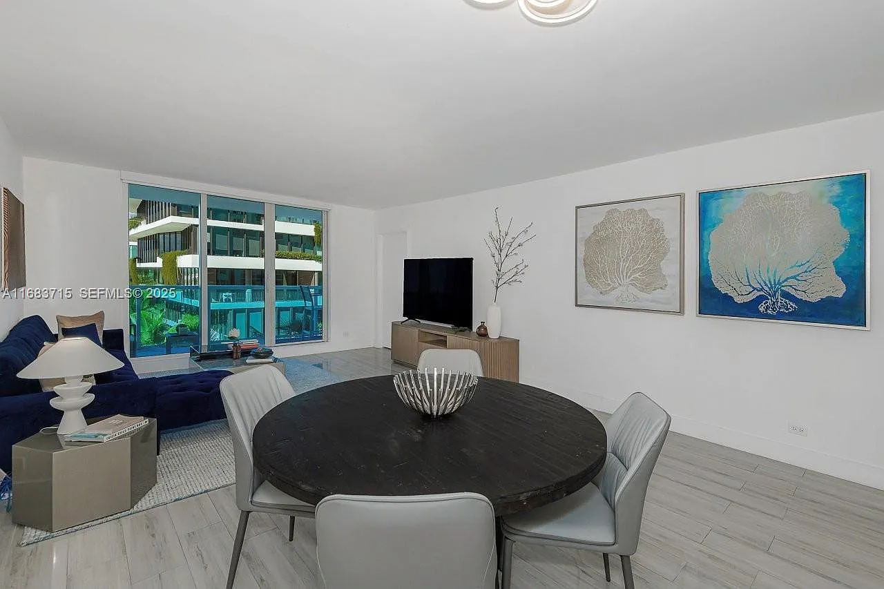 Roney Palace Condo — Photo 2