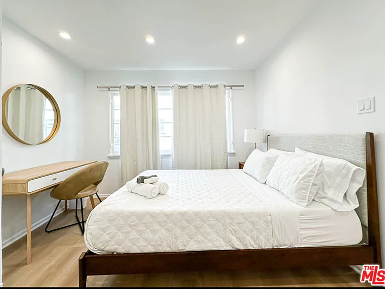 239 S Doheny Dr — Photo 11